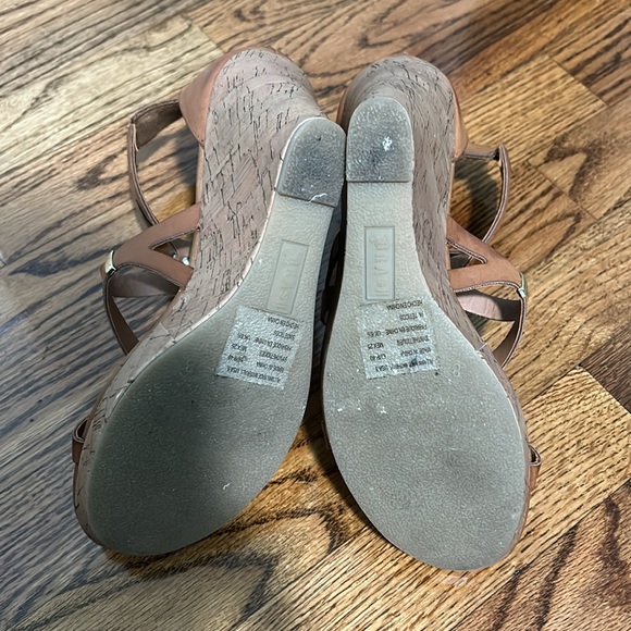 Brash Wedge Sandals - Picture 3 of 3